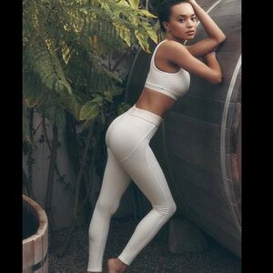 Alo Yoga Oat Milk/White Heart throb bra & Airbrush pants Xs/S